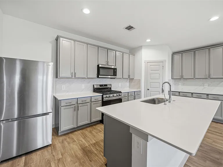 7219 Whispering Leaf St — Photo 2