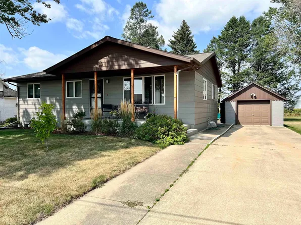 121 W 4th St, Wellsburg, IA 50680