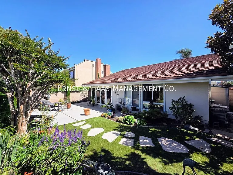 10835 Slater Ave — Photo 27