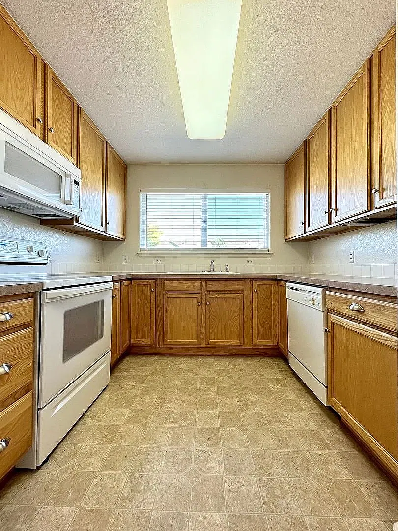 2 bed, 2.0 bath, 1048 sqft, $2,300 — Photo 2