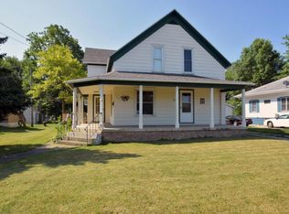 35 Ash St W, Three Oaks, MI 49128