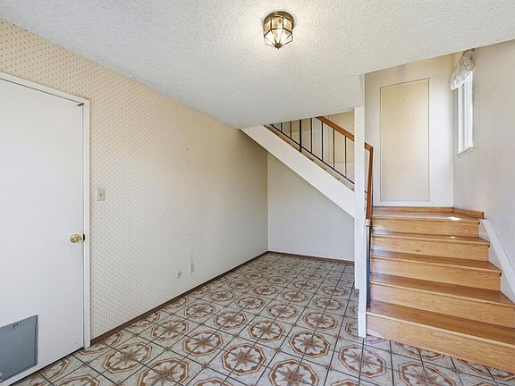3rd image of 56 Waverly Ct