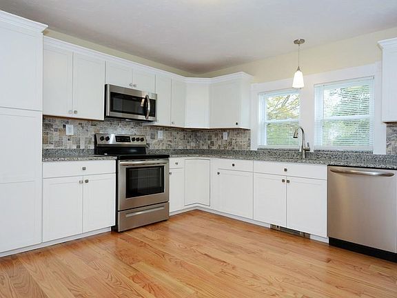5th image of 386 Lake St