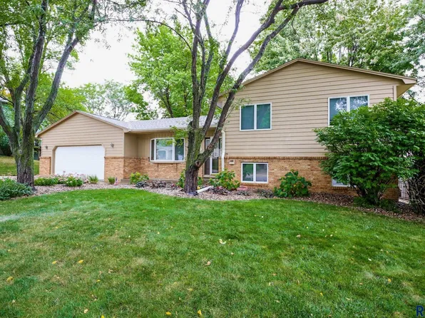 5900 W Coughran Ct, Sioux Falls, SD 57106