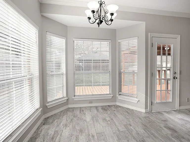1811 Iris Ln — Photo 10