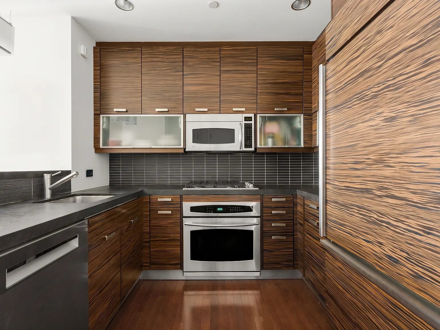 101 West 24th Street — Photo 2