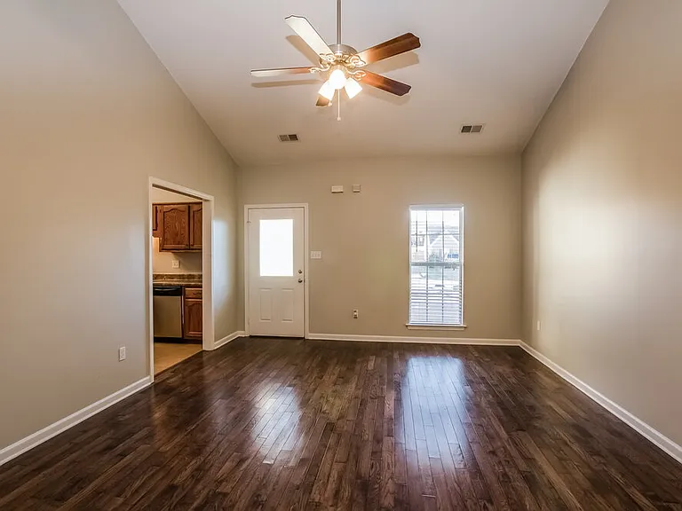 1146 Warwick Pl — Photo 4