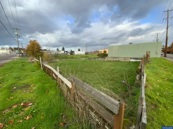 799 Edgewater St NW, Salem, OR 97304