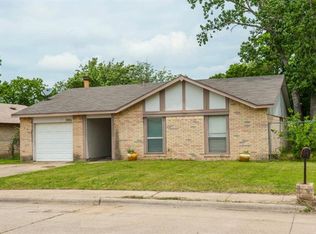1006 Quail Hollow Dr, Grand Prairie, TX 75051