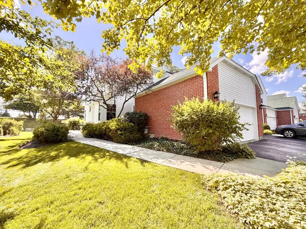 110 Pembroke Cir, Lake Bluff, IL 60044