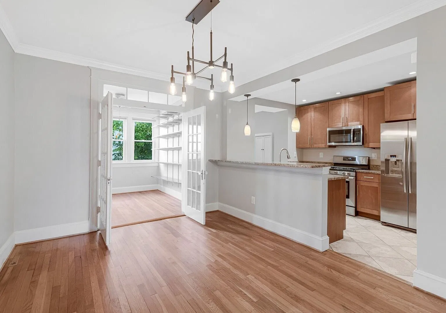 Stunning Eckington Rowhouse! Garage Parking Included! — Photo 1
