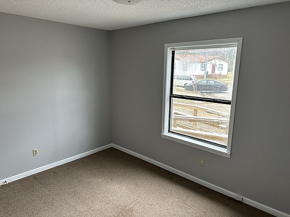 5th image of 733 Elizabeth Dr