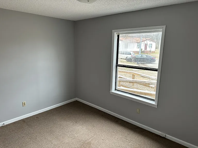 733 Elizabeth Dr — Photo 5