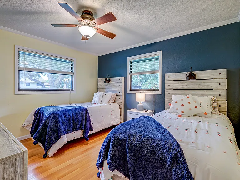 2239 Wells Ave — Photo 9