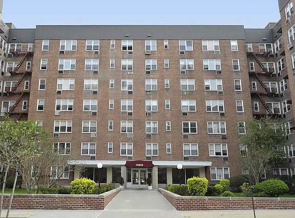 3rd image of 3 Sadore Ln APT 1M