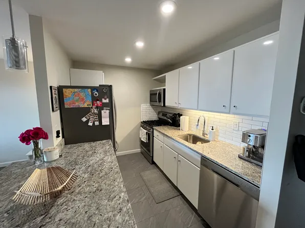 2 Hawthorne Pl APT 14J, Boston, MA 02114