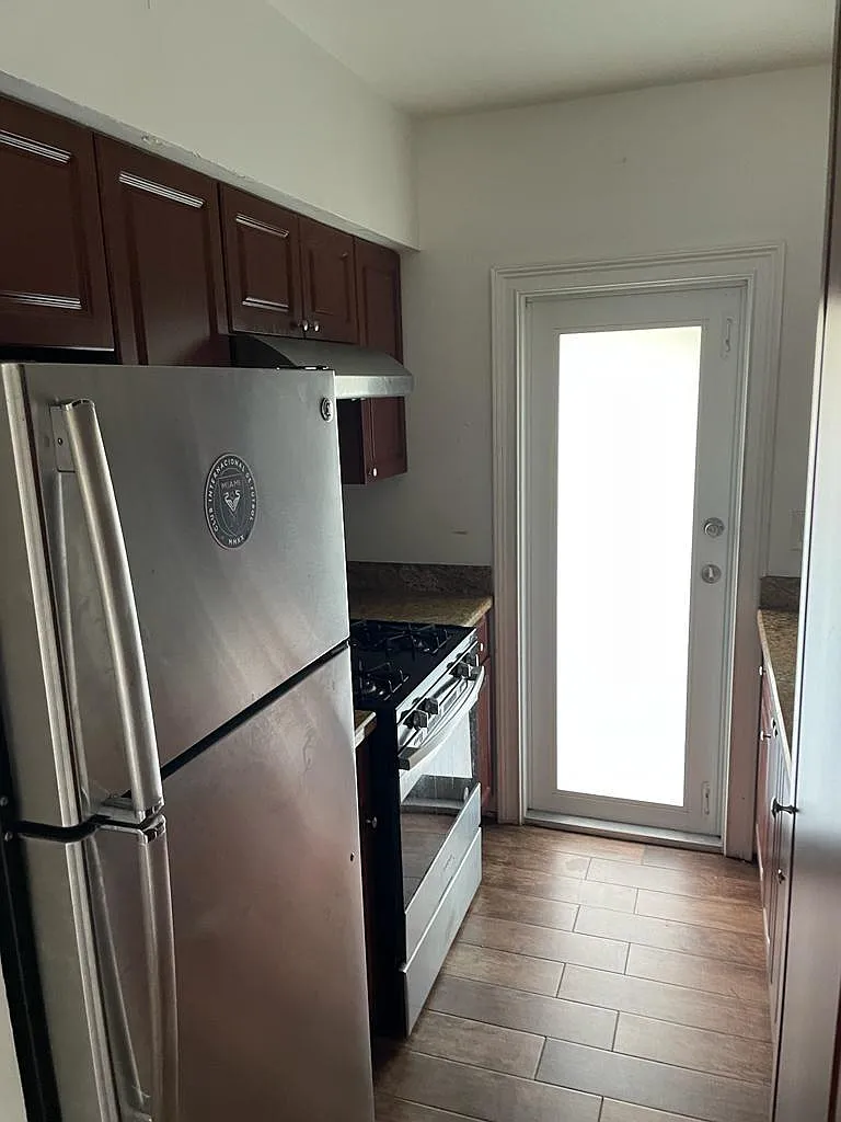 2121 Biarritz Dr — Photo 3