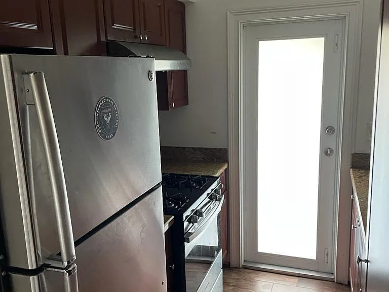 2121 Biarritz Dr — Photo 3