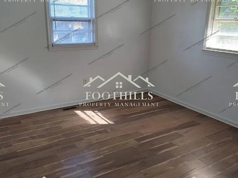 506 Auburn Ave — Photo 2