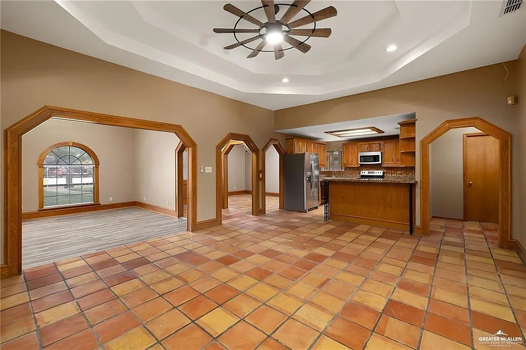 4 bed, 3.0 bath, 2127 sqft, $2,400 — Photo 4