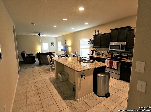 4th image of 10518 Royal Est