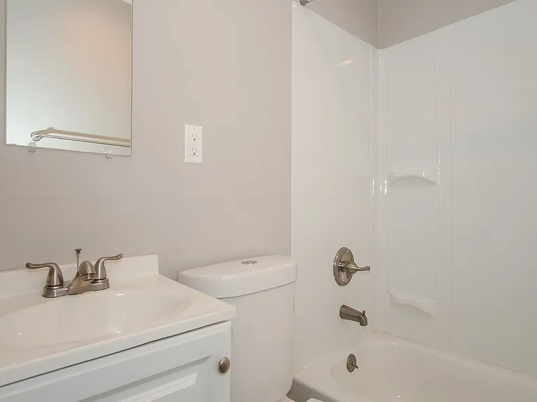 516892_026_bathroom_13323243.jpg