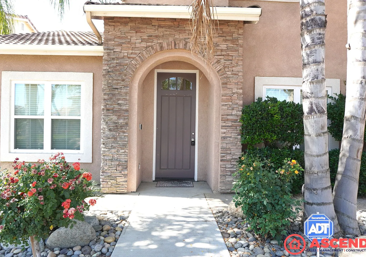 Move-In Special! Deposit Moves You In! Beautiful 5-Bedroom Home with Fireplace & Garage in Delano — Photo 2