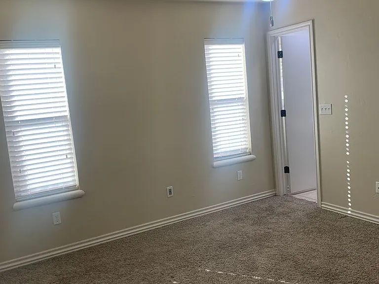 517 Post Oak Ln — Photo 32
