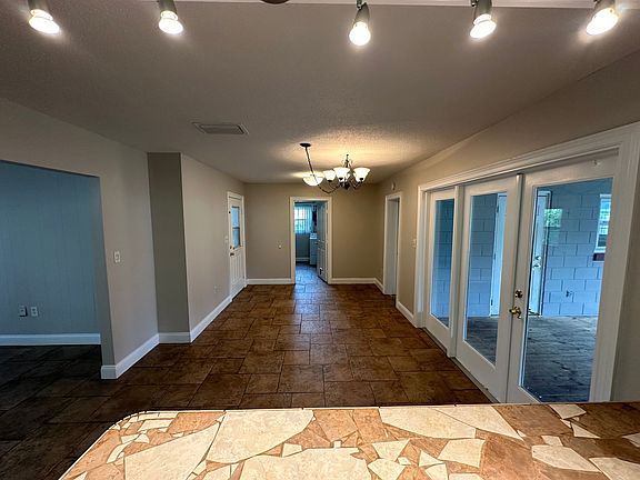 3rd image of 328 Ellendale Dr