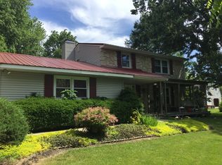 814 E High St, Farmer City, IL 61842