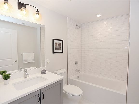 5th image of 336 Chelsea St