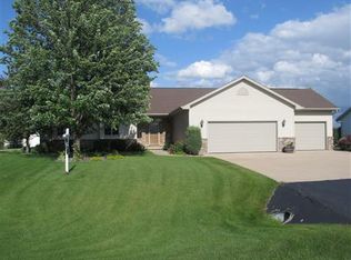 N1216 Bobwhite Dr, Greenville, WI 54942