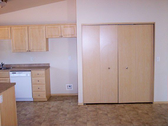 Laundry closet & pantry at end of kitchen.