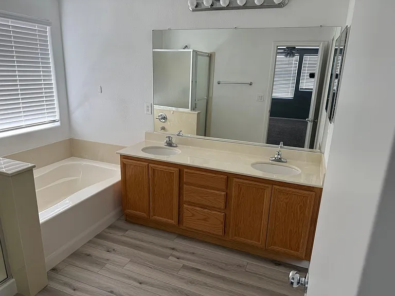 10039 Mystic Lake Ave — Photo 8