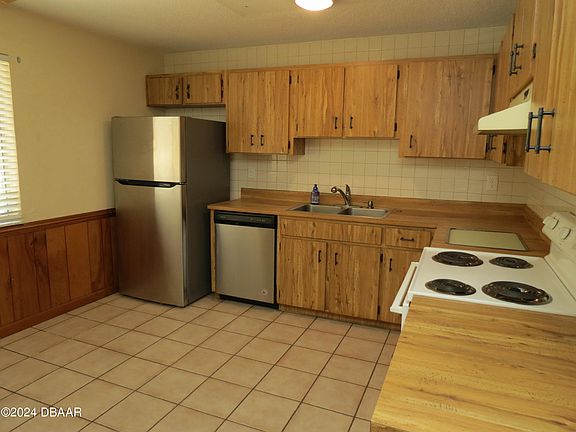 5th image of 2 Castle Manor Dr