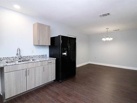 2nd image of 624 Fort Worth St