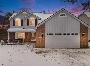 7481 Pine Creek Trl, Waterford, MI 48327