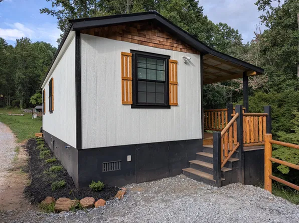 42 Old Barn Dr, Franklin, NC 28734
