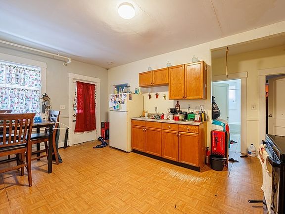 4th image of 143 Westminster St