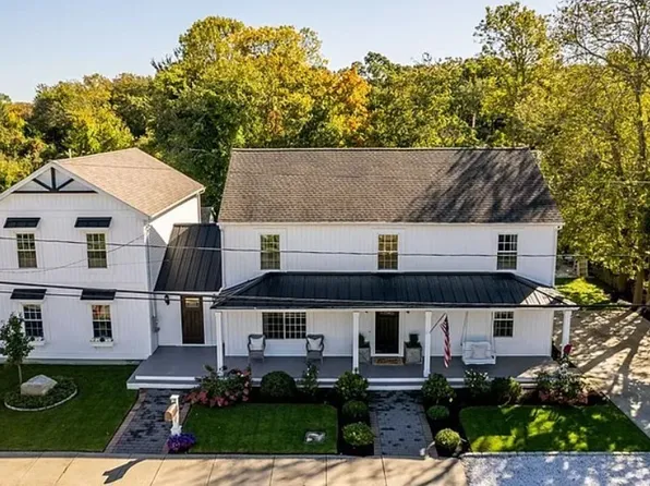 98 McCabe St, Dartmouth, MA 02748