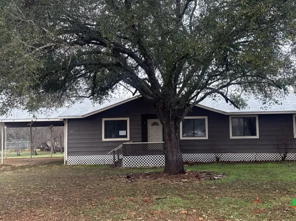 521 Quail Ln, Floresville, TX 78114