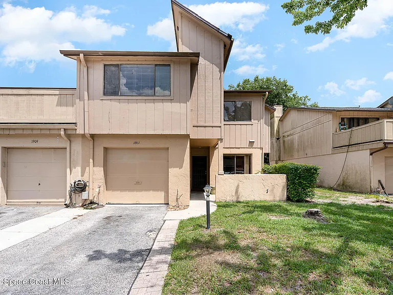 1911 Cashew Courtway — Photo 1