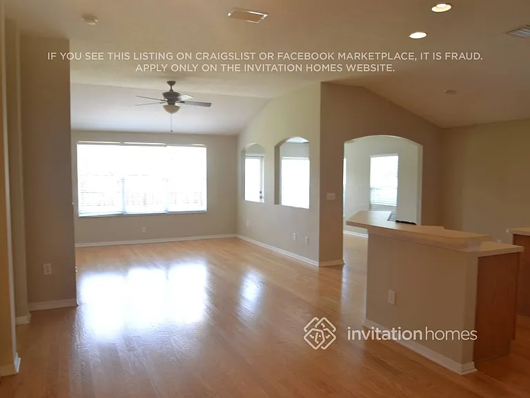 1021 Torreya Way — Photo 3
