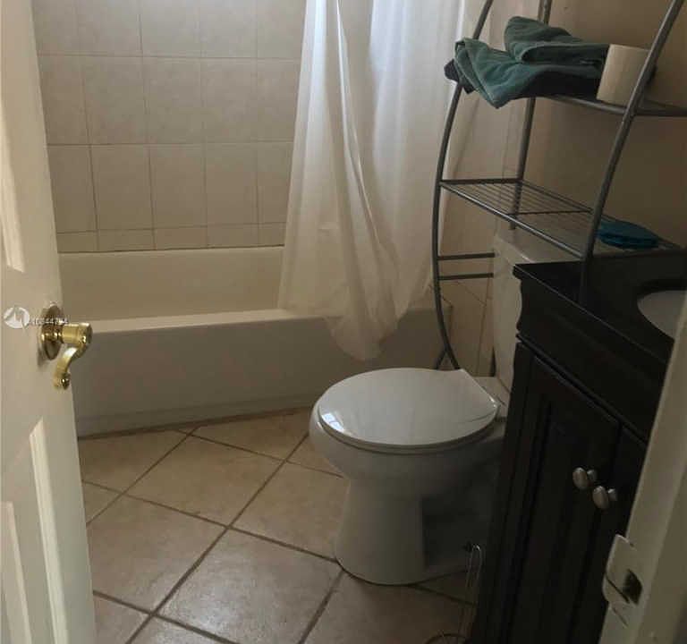 2nd image of 1822 Cleveland St #1