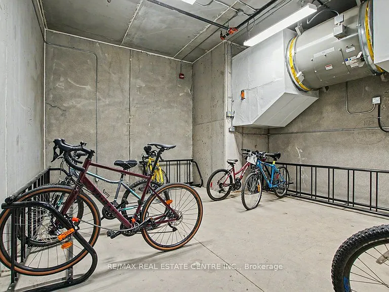 690 King St W #101 — Photo 24