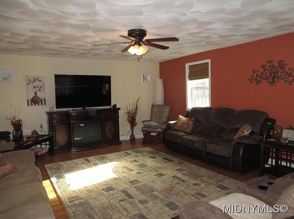 3rd image of 434 Jeanette Dr