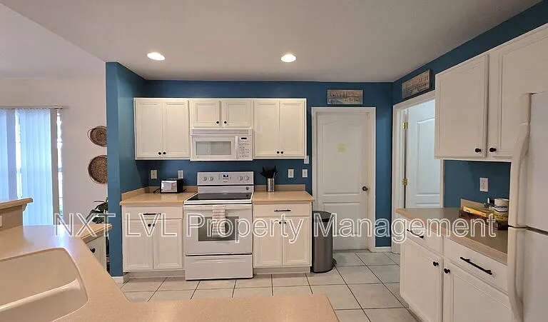 3105 Van Buren Pkwy — Photo 9