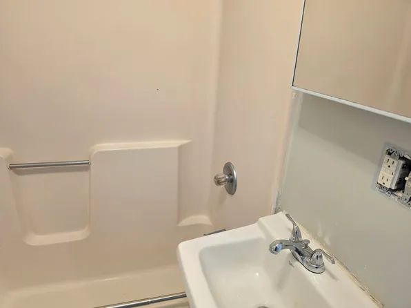 319 E College St APT 1, Carbondale, IL 62901