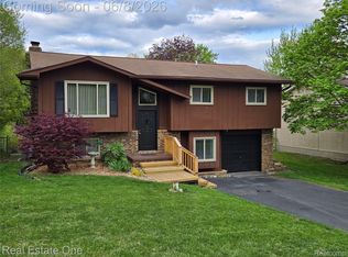 661 Harry Paul Dr, Lake Orion, MI 48362