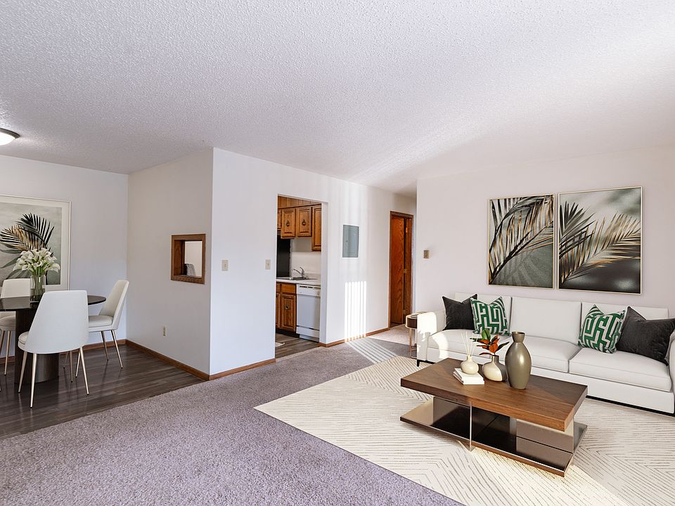 Grand Forks, ND Cedarwood Apartments | Living